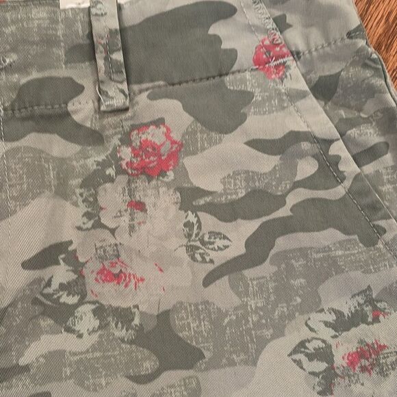 NWT Maurice, camo shorts with a cute pink flower- size 9/10🌸 - Picture 2 of 9